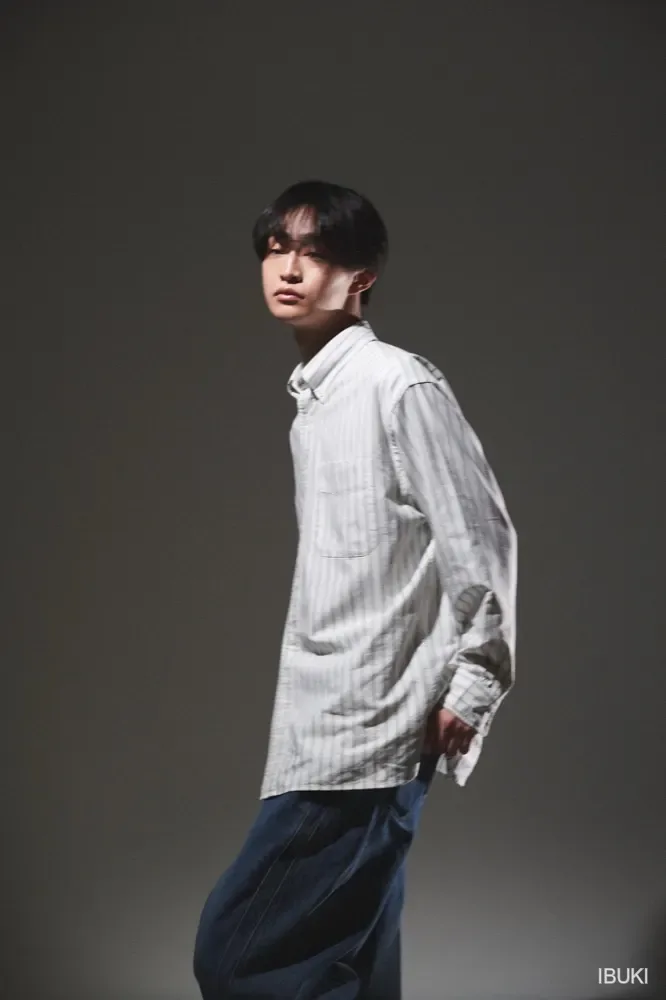 アパレル ストライプシャツを着たモデルの横顔