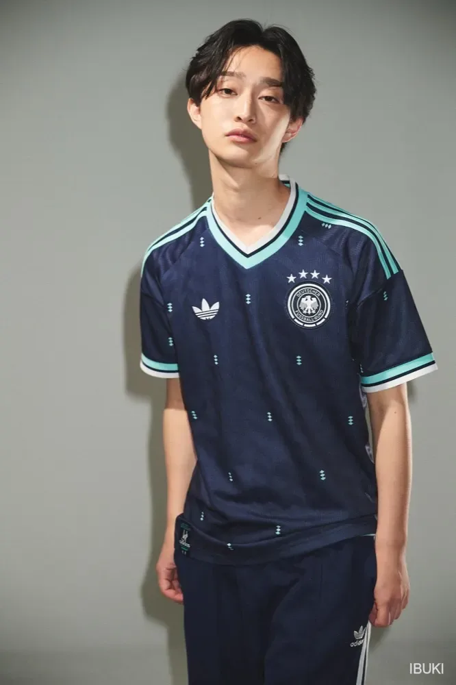 アパレル サッカージャージを着たモデルカット