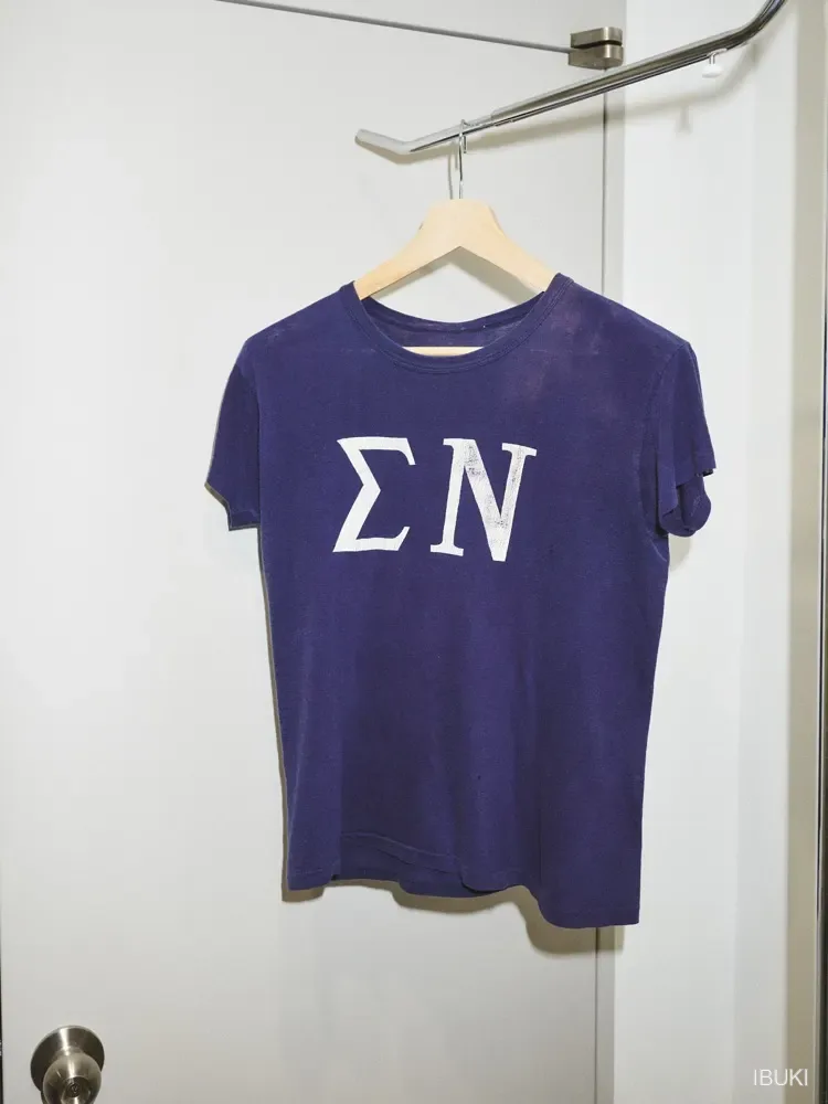 アパレル ヴィンテージTシャツ、ハンガーにかけたカット