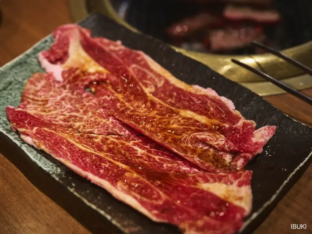 フード 霜降り牛の盛り付けカット