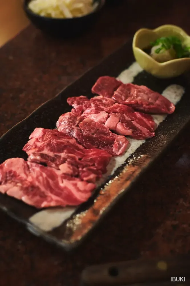 フード 生の牛肉スライスの盛り付け