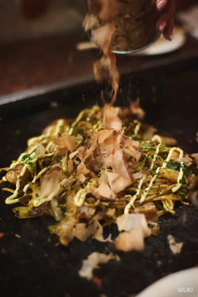 フード 焼きそばに鰹節をかけるカット