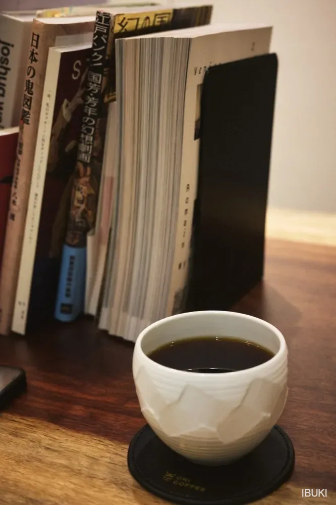 フード 本と並んだコーヒーカップのカット