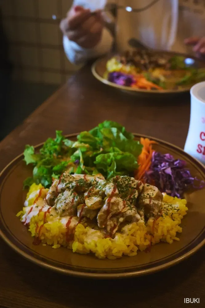 フード カフェのカレープレートのカット