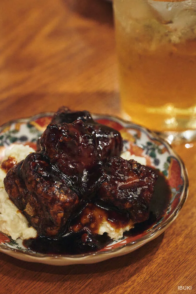 フード 黒糖角煮風の肉料理のカット