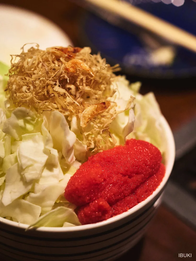 フード 明太子と揚げ玉をのせたキャベツのカット