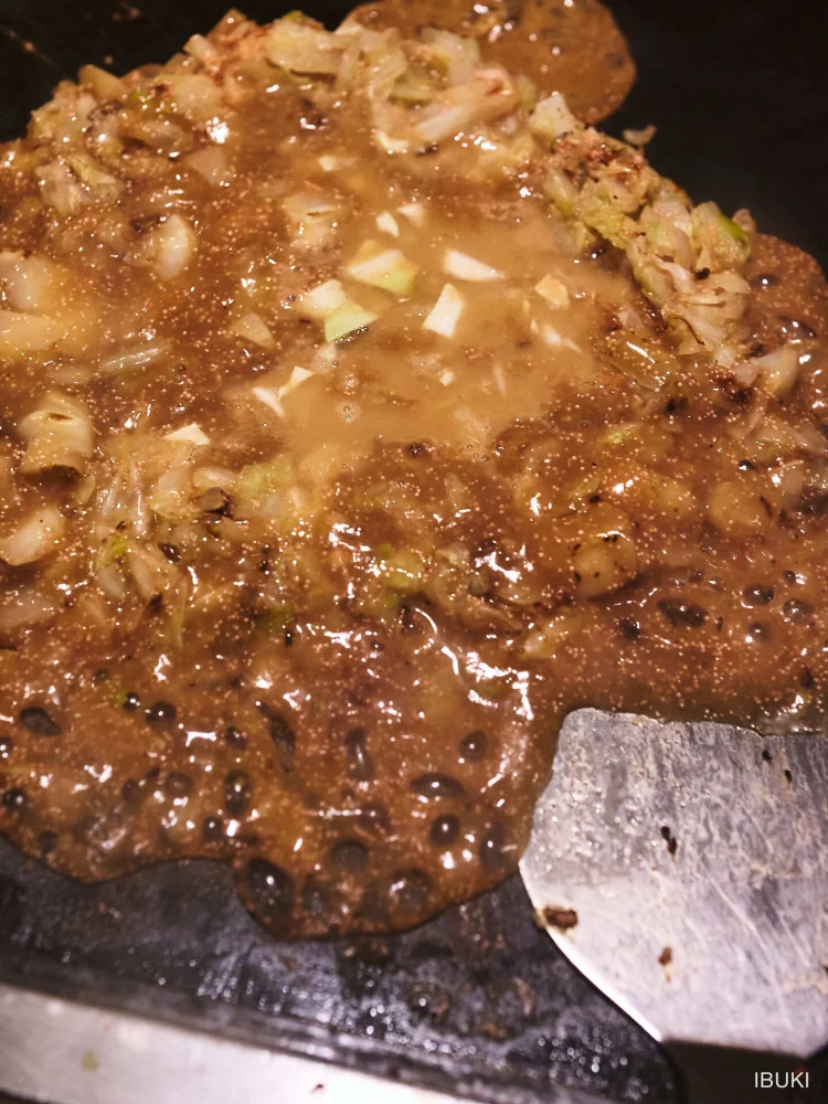 フード 鉄板でお好み焼きを焼くカット
