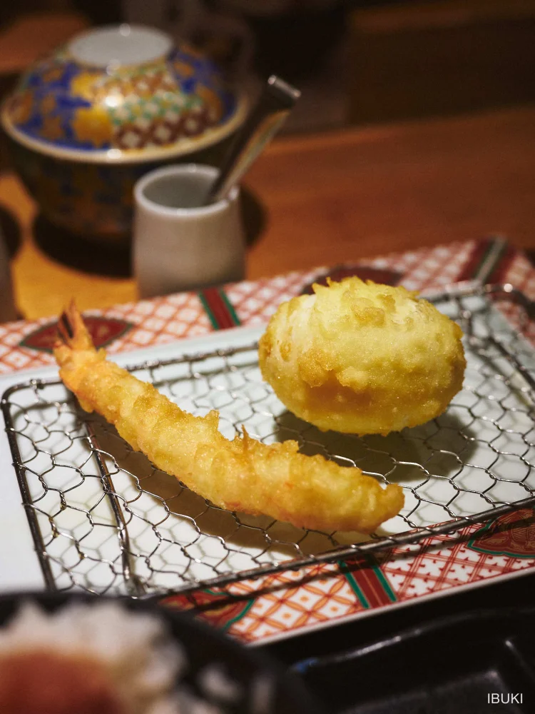 フード 海老天と野菜天ぷらの盛り付けカット