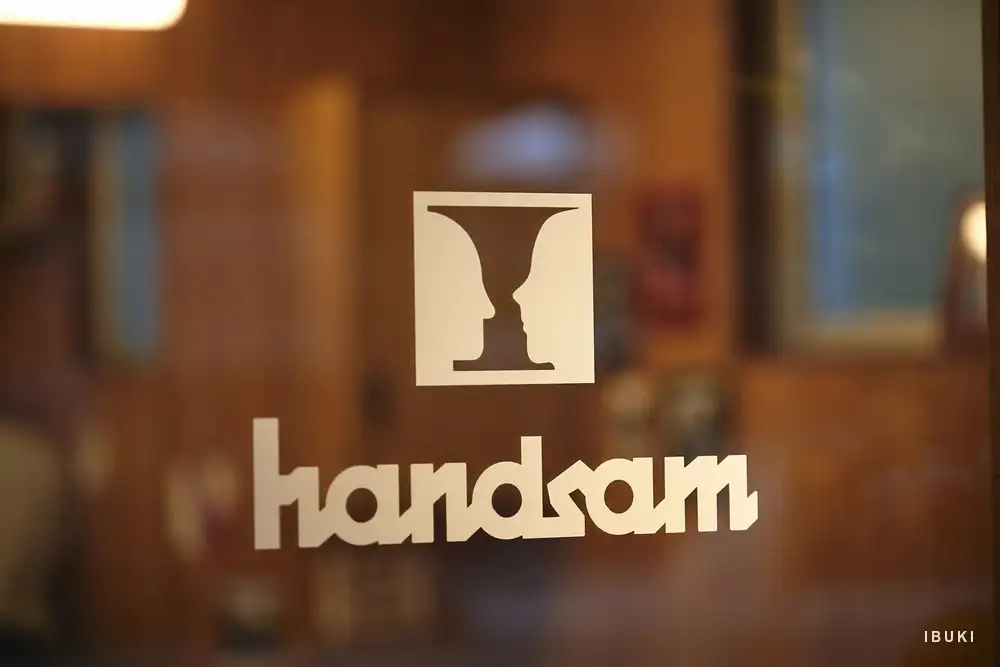 空間 handsamロゴ入りガラス扉
